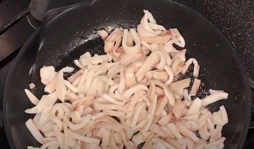 Кальмары в сметане с сыром. Кальмары в сметане — лучшие рецепты тушения в соусе на сковороде, в духовке