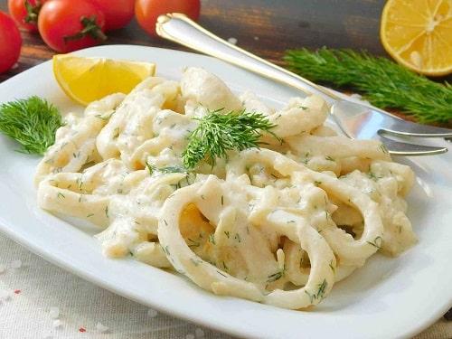 Кальмары в сметане с сыром. Кальмары в сметане — лучшие рецепты тушения в соусе на сковороде, в духовке