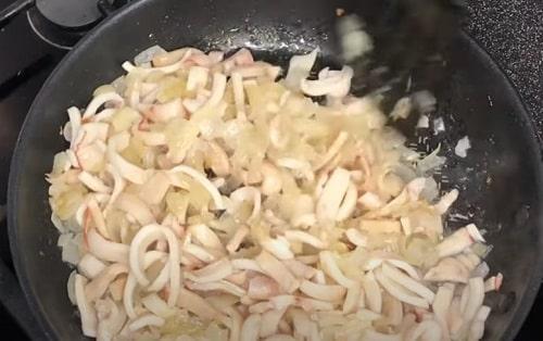 Кальмары в сметане с сыром. Кальмары в сметане — лучшие рецепты тушения в соусе на сковороде, в духовке