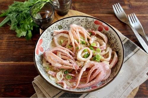 Кальмары в сметане с сыром. Кальмары в сметане — лучшие рецепты тушения в соусе на сковороде, в духовке