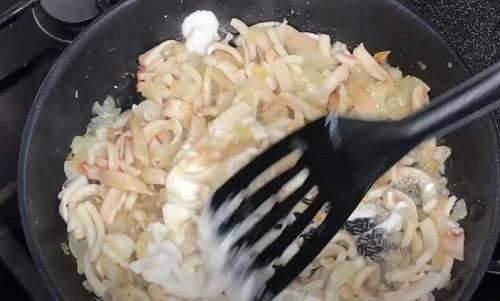 Кальмары в сметане с сыром. Кальмары в сметане — лучшие рецепты тушения в соусе на сковороде, в духовке