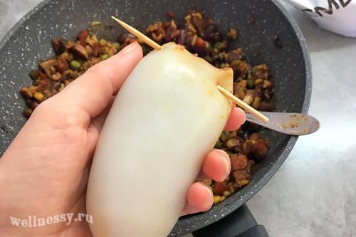 Кальмары, фаршированные рисом и грибами на сковороде. Кальмары фаршированные рисом, грибами и овощами