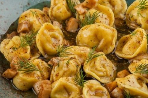 Пельмени на сковороде с помидорами и сыром. Жареные пельмени на сковороде: 20 очень вкусных рецептов