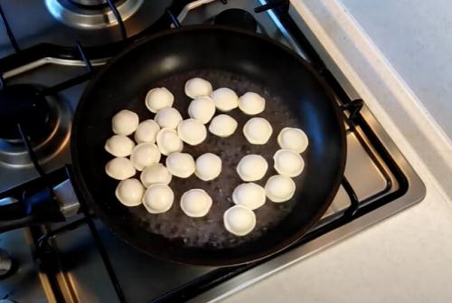 Как жарить пельмени на сковороде. Пельмени жареные на сковороде — пошаговые рецепты. Как приготовить вкусно?