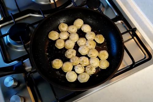 Как жарить пельмени на сковороде. Пельмени жареные на сковороде — пошаговые рецепты. Как приготовить вкусно?