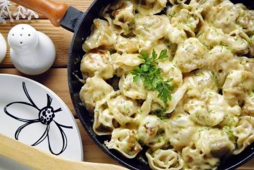 Пельмени на сковороде с помидорами и сыром. Жареные пельмени на сковороде: 20 очень вкусных рецептов