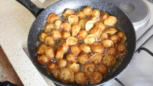 Пельмени в соусе на сковороде. Замороженные пельмени, жареные на сковороде без воды