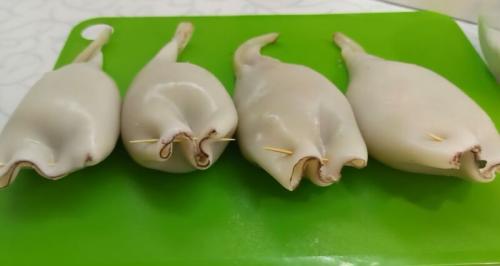 Фаршированные кальмары с рисом и сыром. Фаршированные кальмары с грибами и рисом: вкусный рецепт с сыром