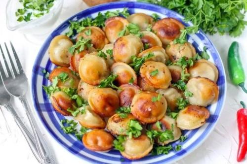 Жареные пельмени с луком. Жареные пельмени на сковороде: 20 очень вкусных рецептов