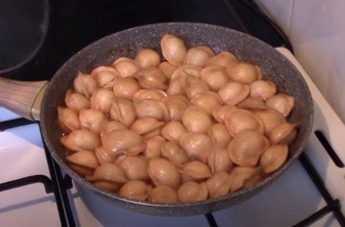 Пельмени жареные с луком и томатной пастой. Как пожарить пельмени на сковороде — быстрые и вкусные рецепты