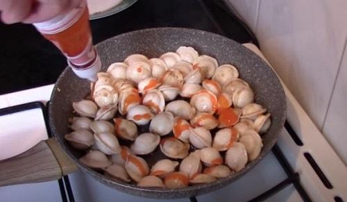 Пельмени жареные с луком и томатной пастой. Как пожарить пельмени на сковороде — быстрые и вкусные рецепты