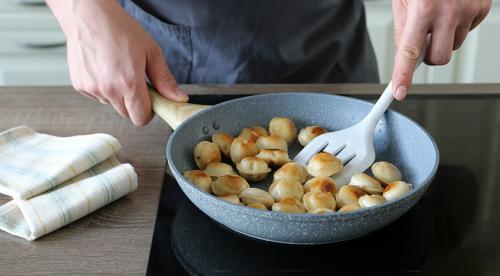 Пельмени в томатно-сметанном соусе на сковороде 03