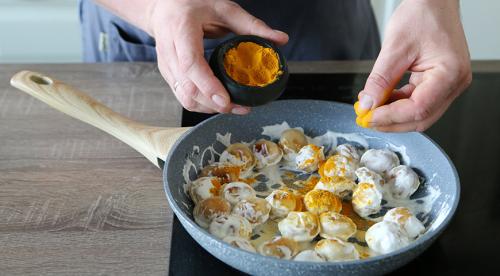 Пельмени в томатно-сметанном соусе на сковороде 06