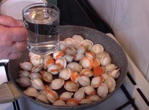 Пельмени жареные с луком и томатной пастой. Как пожарить пельмени на сковороде — быстрые и вкусные рецепты