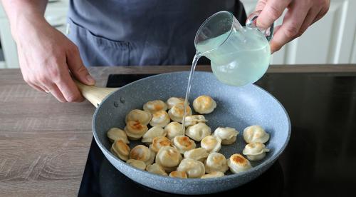 Пельмени в томатно-сметанном соусе на сковороде 04