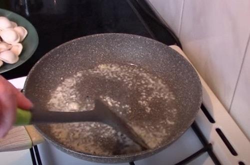 Пельмени жареные с луком и томатной пастой. Как пожарить пельмени на сковороде — быстрые и вкусные рецепты