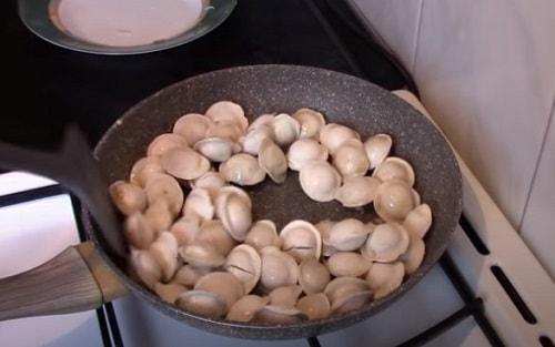 Пельмени жареные с луком и томатной пастой. Как пожарить пельмени на сковороде — быстрые и вкусные рецепты