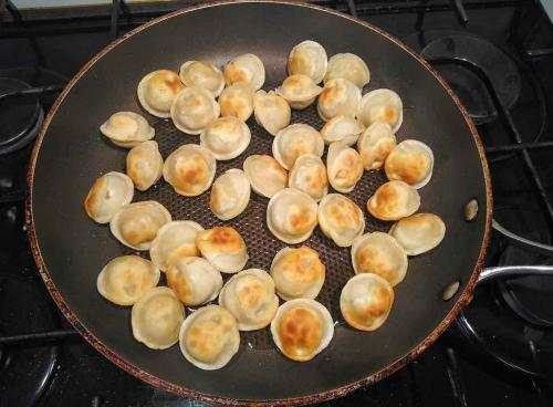 Жареные пельмени. Как приготовить вкусные жареные пельмени — рецепт жареных пельменей с чесноком, имбирем и соевым соусом с пошаговыми фото