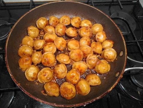 Жареные пельмени в соусе соевом. Как приготовить вкусные жареные пельмени — рецепт жареных пельменей с чесноком, имбирем и соевым соусом с пошаговыми фото