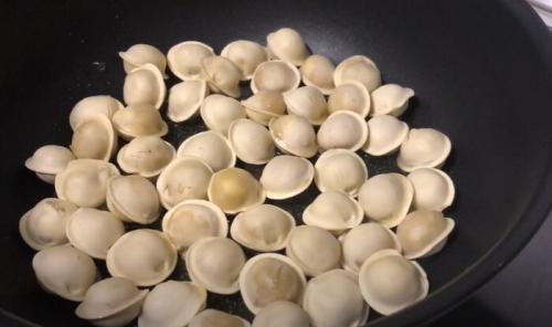 Жареные пельмени рецепт. Жареные пельмени на сковороде — пошаговый рецепт