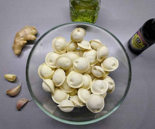 Жареные пельмени в соусе соевом. Как приготовить вкусные жареные пельмени — рецепт жареных пельменей с чесноком, имбирем и соевым соусом с пошаговыми фото