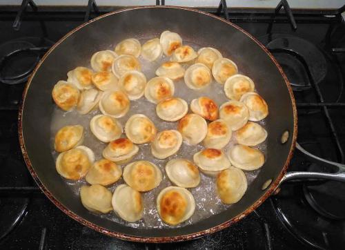 Жареные пельмени в соусе соевом. Как приготовить вкусные жареные пельмени — рецепт жареных пельменей с чесноком, имбирем и соевым соусом с пошаговыми фото