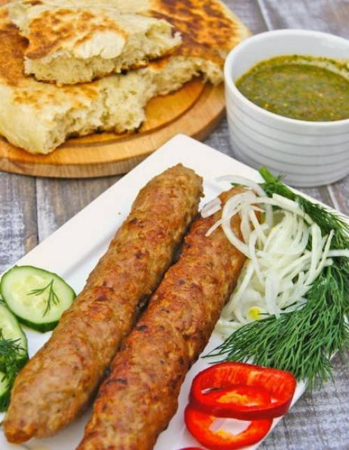 Люля-кебаб на шпажках на мангале. Люля-кебаб из свиного фарша на мангале
