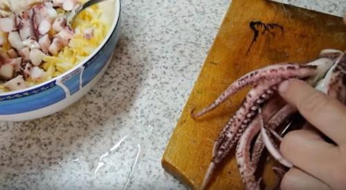 Как правильно готовить фаршированные кальмары в духовке с сыром. Кальмары фаршированные с сыром запеченные в духовке