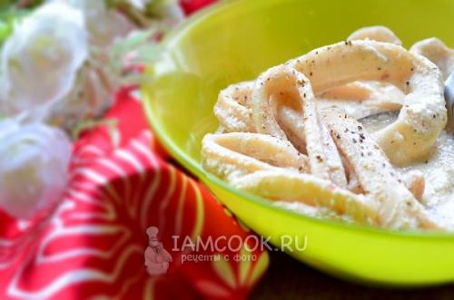 Вкусный и практичный: рецепт кальмара фаршированного в духовке в сметанном соусе 17