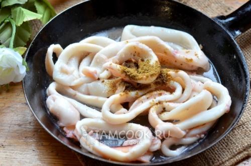 Вкусный и практичный: рецепт кальмара фаршированного в духовке в сметанном соусе 14