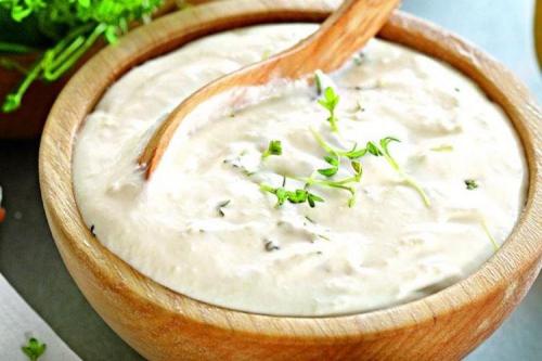 Можно ли добавить другие ингредиенты в сметанный соус. 10 рецептов вкусного сметанного соуса к салатам, мясу, гарнирам и не только