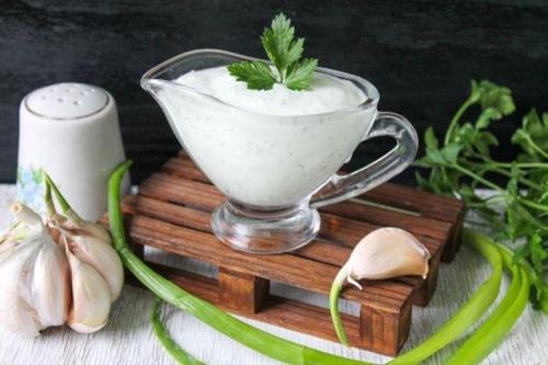 Можно ли добавить другие ингредиенты в сметанный соус. 10 рецептов вкусного сметанного соуса к салатам, мясу, гарнирам и не только