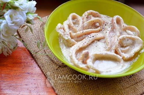 Вкусный и практичный: рецепт кальмара фаршированного в духовке в сметанном соусе 18