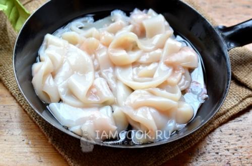 Вкусный и практичный: рецепт кальмара фаршированного в духовке в сметанном соусе 13