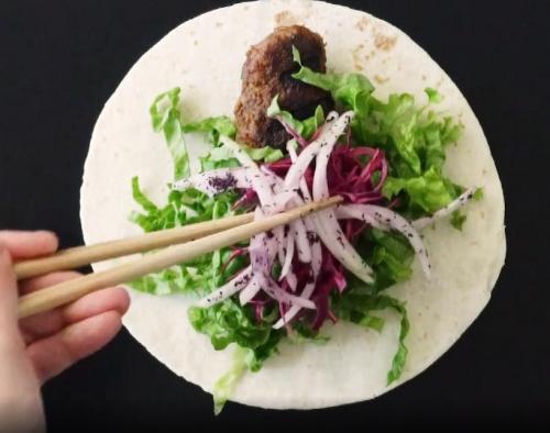 Шаурма с люля-кебаб и чесночным соусом. Что кладут в шаверму? 06 Шаурма с люля-кебаб и чесночным соусом. Что кладут в шаверму? 06