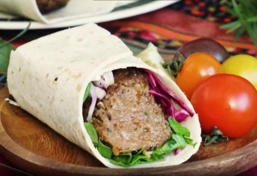 Шаурма с люля-кебаб и чесночным соусом. Что кладут в шаверму? 08 Шаурма с люля-кебаб и чесночным соусом. Что кладут в шаверму? 08
