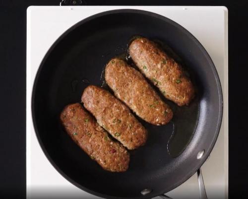 Шаурма с люля-кебаб и чесночным соусом. Что кладут в шаверму? 15 Шаурма с люля-кебаб и чесночным соусом. Что кладут в шаверму? 15