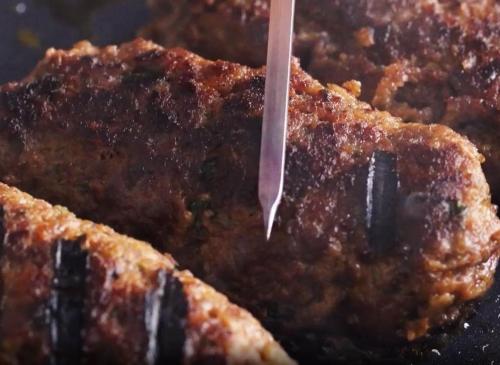 Шаурма с люля-кебаб и чесночным соусом. Что кладут в шаверму? 09 Шаурма с люля-кебаб и чесночным соусом. Что кладут в шаверму? 09