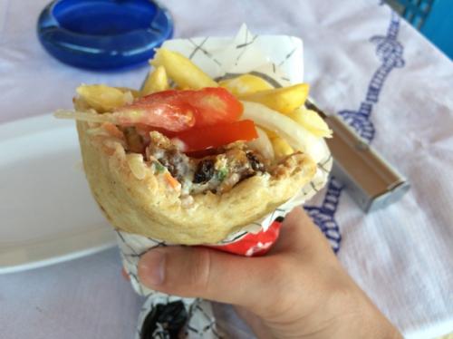 Чем гиро отличается от шаурмы. Гирос в Греции. Чем отличается от питерской шавухи?