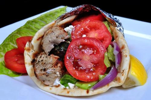 Чем отличается кебаб от шаурмы. Традиционный донер: как отличить от шаурмы 13 Чем отличается кебаб от шаурмы. Традиционный донер: как отличить от шаурмы 13