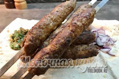 Люля-кебаб в лаваше на мангале.