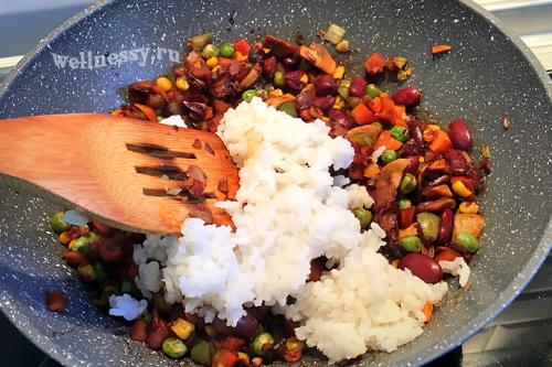 Можно ли добавить специи в кальмары фаршированные рисом и грибами в духовке. Кальмары фаршированные рисом, грибами и овощами