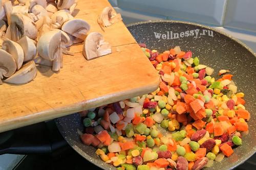 Можно ли добавить специи в кальмары фаршированные рисом и грибами в духовке. Кальмары фаршированные рисом, грибами и овощами