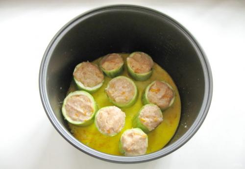 Кабачки с фаршем в мультиварке