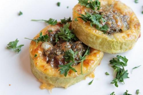 Фаршированные кабачки в мультиварке на пару. Фаршированные фаршем и другими начинками кабачки в мультиварке: рецепты с фото