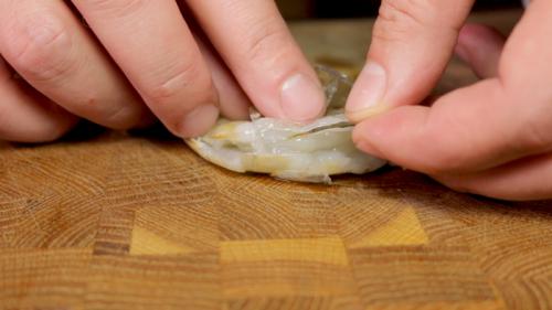 Креветки с рисом и овощами на сковороде. Жареный рис с креветками и овощами по-тайски