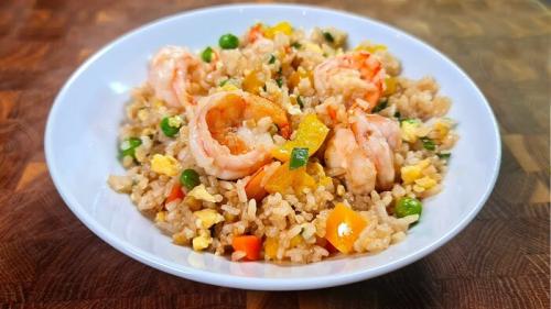 Креветки с рисом и овощами на сковороде. Жареный рис с креветками и овощами по-тайски