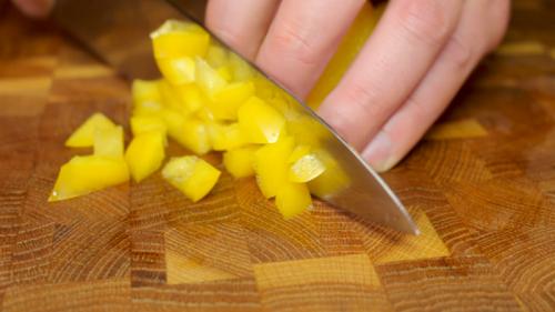 Креветки с рисом и овощами на сковороде. Жареный рис с креветками и овощами по-тайски