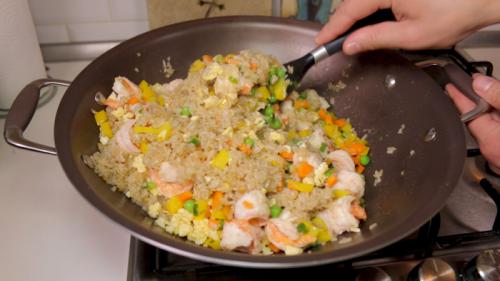 Креветки с рисом и овощами на сковороде. Жареный рис с креветками и овощами по-тайски