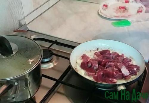 Гуляш из говядины в мультиварке без томатной пасты. Гуляш из говядины с подливкой без томатной пасты и помидоров — пошаговый рецепт